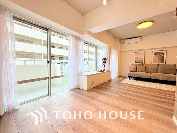 内装 広がりのある住空間、家族が集まるリビング・ダイニング