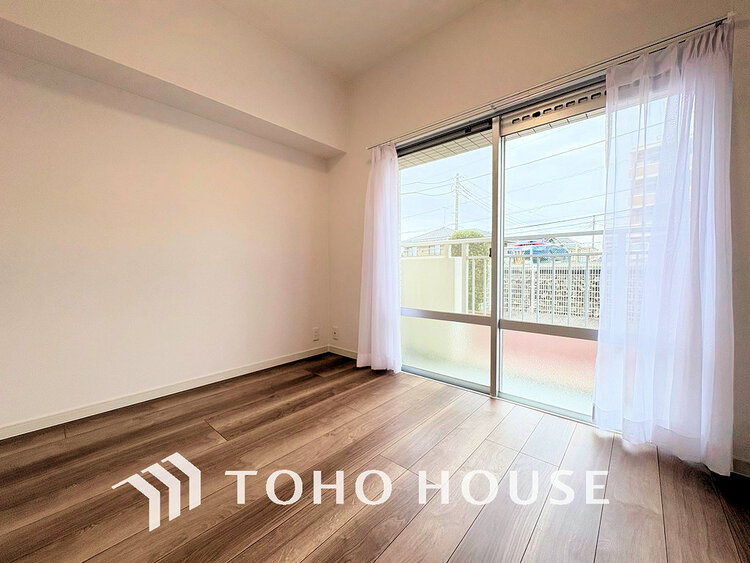 内装 採光もある洋室は、くつろぎのひと時を過ごすのにぴったり