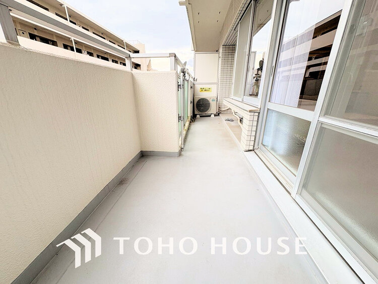 バルコニー 日当たりの良いバルコニーで晴れの日の洗濯物も楽しみになりますね