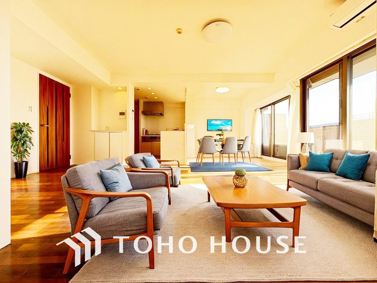 内装 広がりのある住空間、家族が集まるリビング・ダイニング(家具は全てCGです)