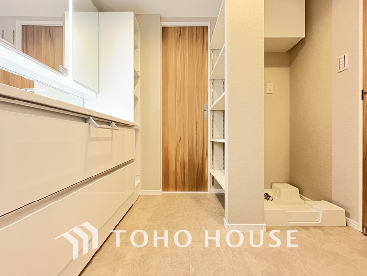 洗面 白を基調とした清潔感のある洗面室で朝の身支度を