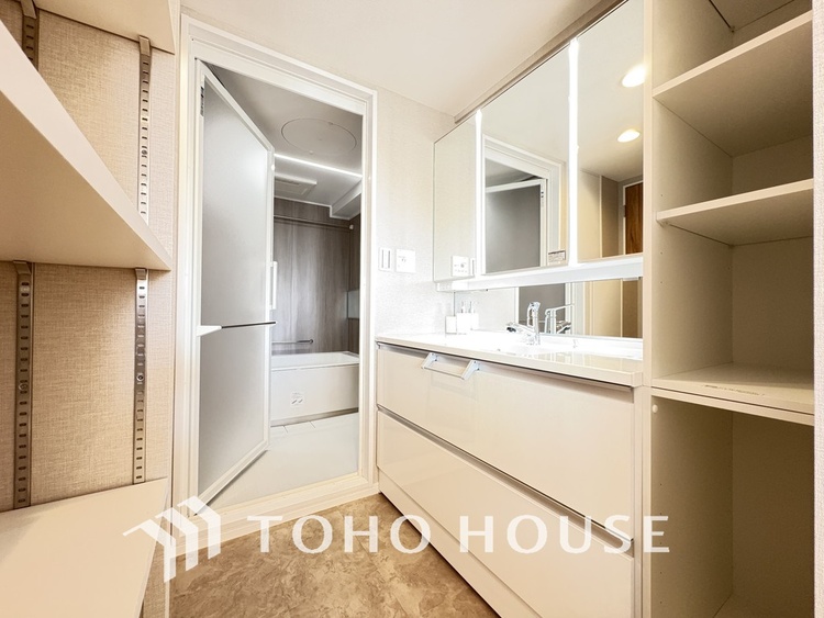 洗面 落ち着きのある色合いでまとめられた洗面室