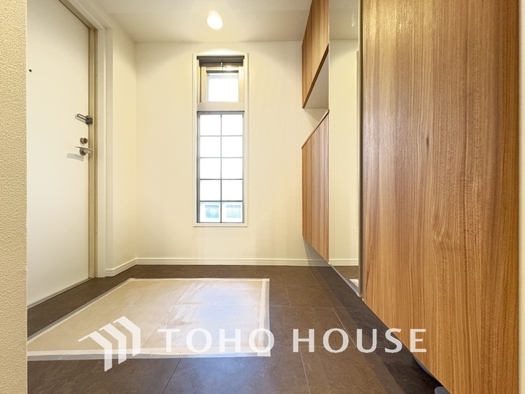 玄関 落ち着いた雰囲気の玄関、家族の帰りを暖かく迎えてくれます