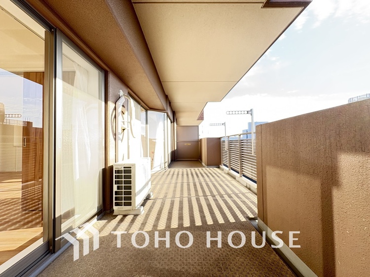 バルコニー 日当たりの良いバルコニーで晴れの日の洗濯物も楽しみになりますね