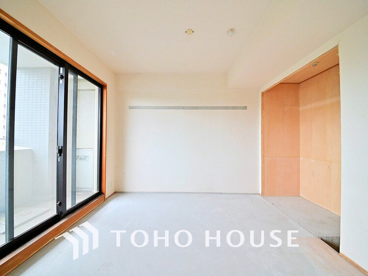 内装 採光もある洋室は、くつろぎのひと時を過ごすのにぴったり(リフォーム中)