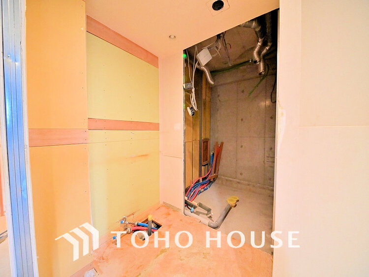 洗面 白を基調とした清潔感のある洗面室で朝の身支度を(リフォーム中)