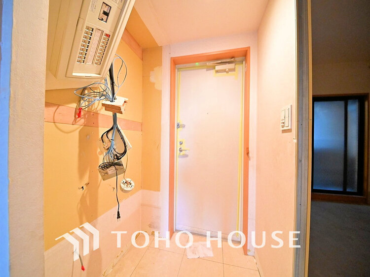 玄関 落ち着いた雰囲気の玄関、家族の帰りを暖かく迎えてくれます(リフォーム中)