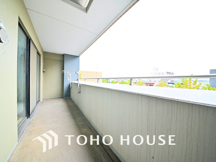 バルコニー 日当たりの良いバルコニーで晴れの日の洗濯物も楽しみになりますね