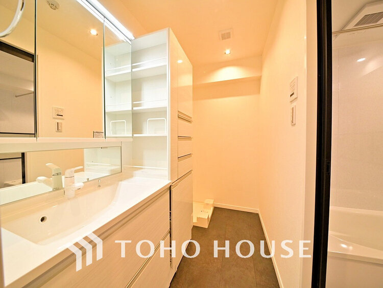 洗面 白を基調とした清潔感のある洗面室で朝の身支度を