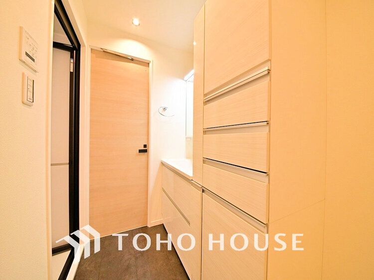 洗面 落ち着きのある色合いでまとめられた洗面室