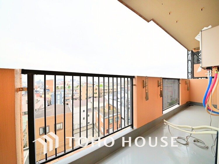 バルコニー 日当たりの良いバルコニーで晴れの日の洗濯物も楽しみになりますね