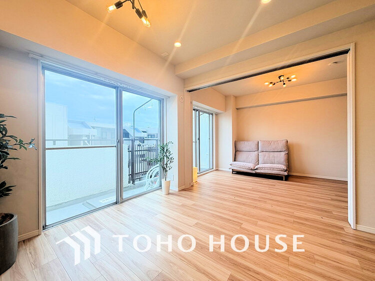 内装 広がりのある住空間、家族が集まるリビング・ダイニング