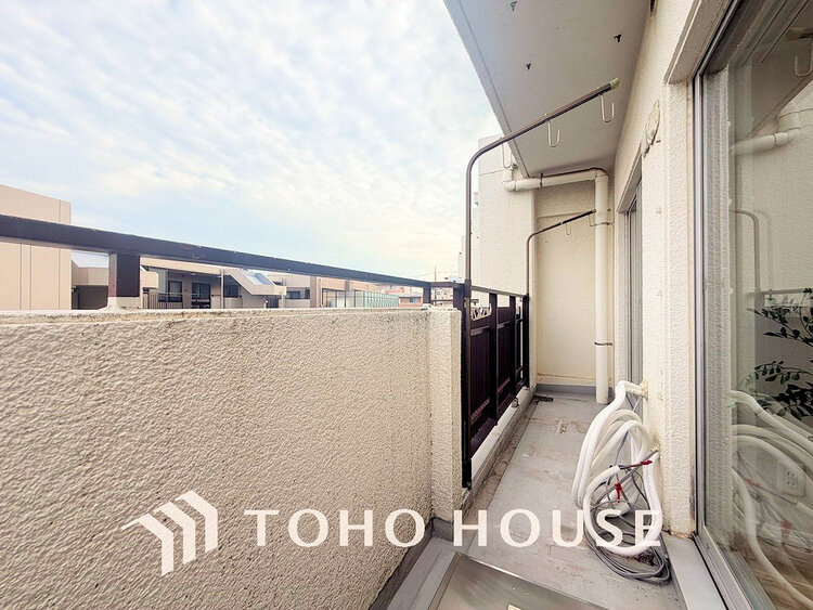 バルコニー 日当たりの良いバルコニーで晴れの日の洗濯物も楽しみになりますね