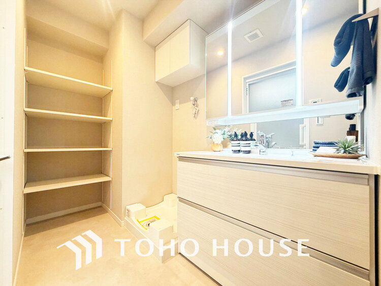 洗面 白を基調とした清潔感のある洗面室で朝の身支度を