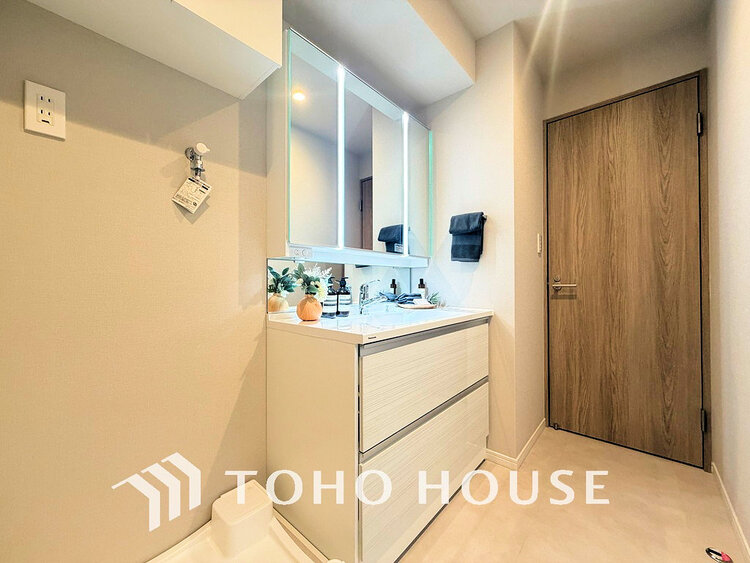 洗面 落ち着きのある色合いでまとめられた洗面室