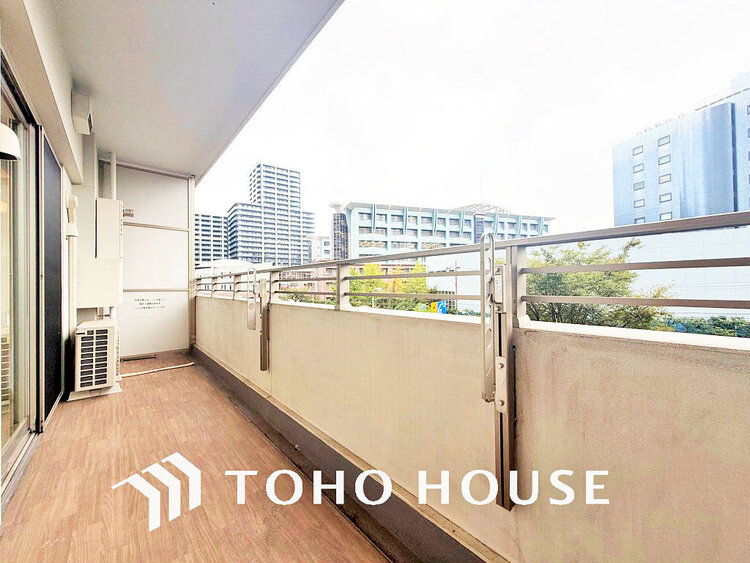 バルコニー 日当たりの良いバルコニーで晴れの日の洗濯物も楽しみになりますね