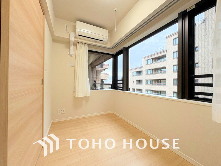 内装 採光もある洋室は、くつろぎのひと時を過ごすのにぴったり