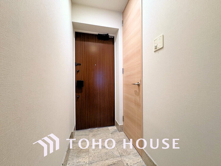 玄関 落ち着いた雰囲気の玄関、家族の帰りを暖かく迎えてくれます