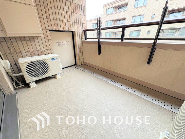 バルコニー 日当たりの良いバルコニーで晴れの日の洗濯物も楽しみになりますね