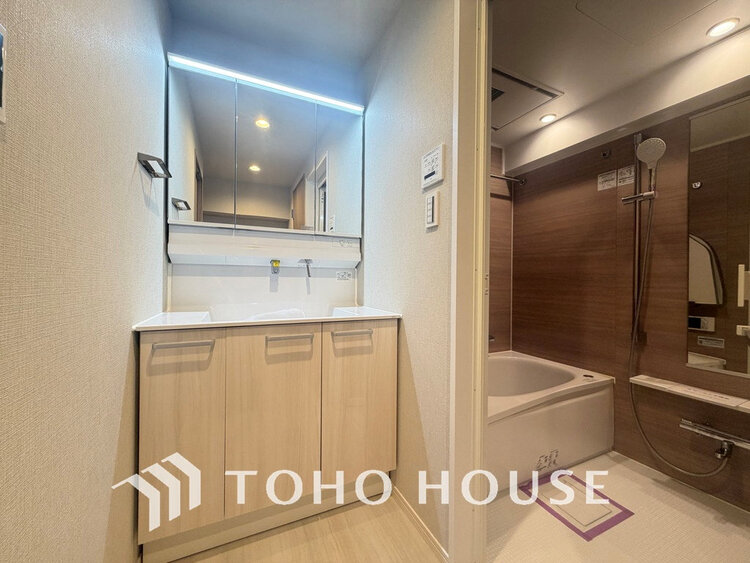 洗面 白を基調とした清潔感のある洗面室で朝の身支度を