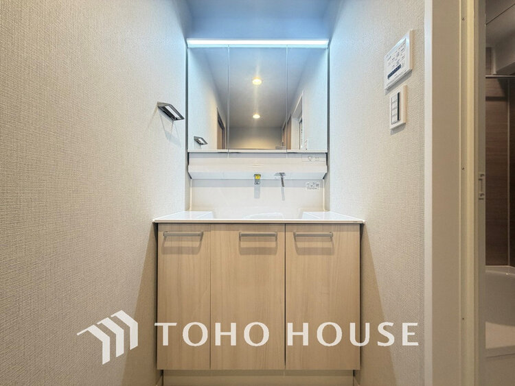 洗面 落ち着きのある色合いでまとめられた洗面室