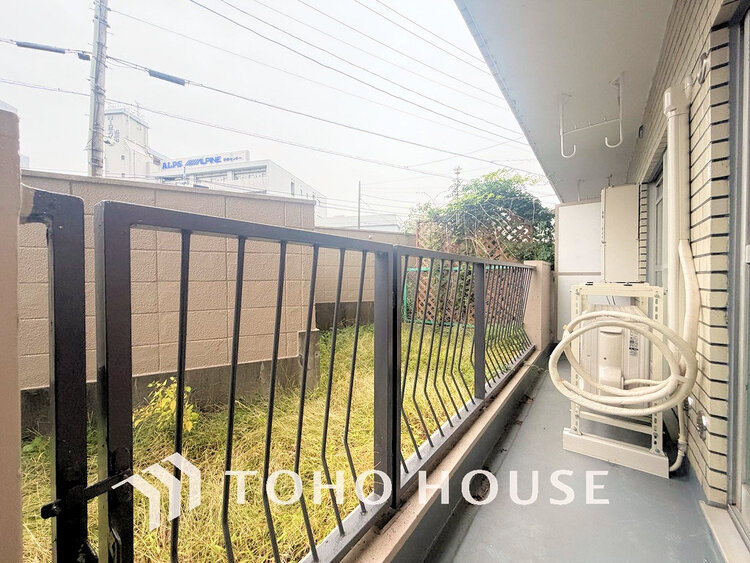 バルコニー 日当たりの良いバルコニーで晴れの日の洗濯物も楽しみになりますね