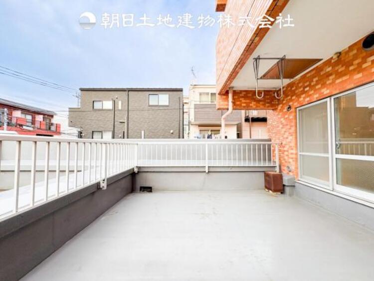 バルコニー テーブルを置いてもゆとりのある幅の広いバルコニーです。