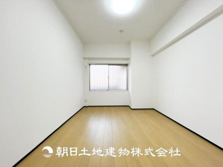 内装 【居室】爽やかな空間演出とセンス良く纏められた室内は良質な寛ぎ空間。そこで暮らす大切な人達のことを考え造りこんだ空間は日々の生活に安らぎを与えてくれます。