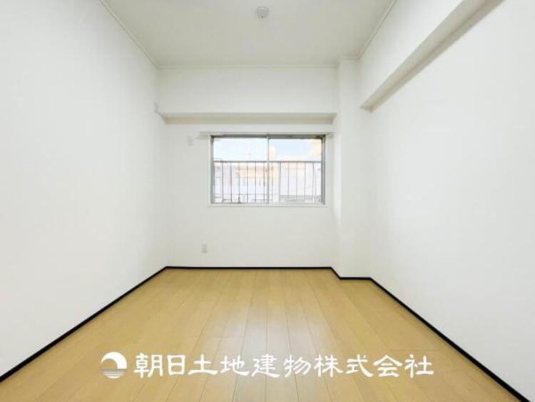 内装 【居室】大切な家族一人ひとりの大切な個別空間。趣味・感性で個性的に飾って頂けるようシンプルに仕上げてあります。自分時間を充実させながら心豊かなひとときを過ごすための大切な空間。