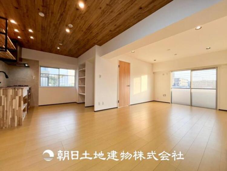 居間 【リビング】大切なご家族、招いた友人と過ごすひと時を溢れる光が優しく包み込む空間。大切な人とともに、心穏やかに過ごすひととき。家族との時間、自分の時間を大切にできる空間を作りました。