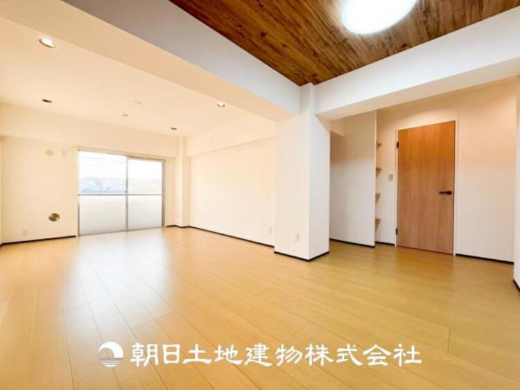 居間 【リビング】家族や友人との時間など、１番多くの時間を過ごす空間。何気なく過ぎる時でさえも上質で快適な空間でお過ごしください。