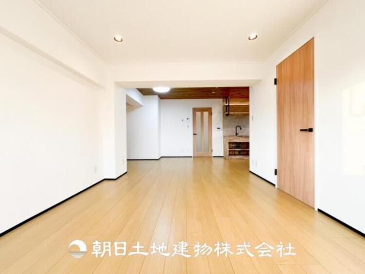 居間 【リビング】温かい色合いのフローリングと清々しい爽やかなクロスが明るい空間を創り出しているダイニングキッチン。ゆっくりと過ごす空間に相応しく、ここで楽しむ時間が家族や友人との絆をより深めてくれそうです。