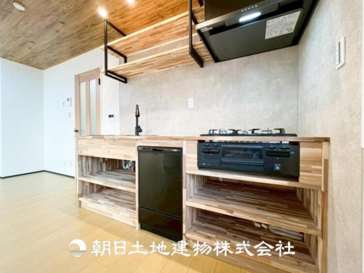 キッチン 【キッチン】仲良しなご夫婦、お子様、みんなでお料理ができる程の贅沢なスペースを実現したキッチンとなっております。みんなで作った料理を召し上がりながらの会話は盛り上がること間違いなしです。