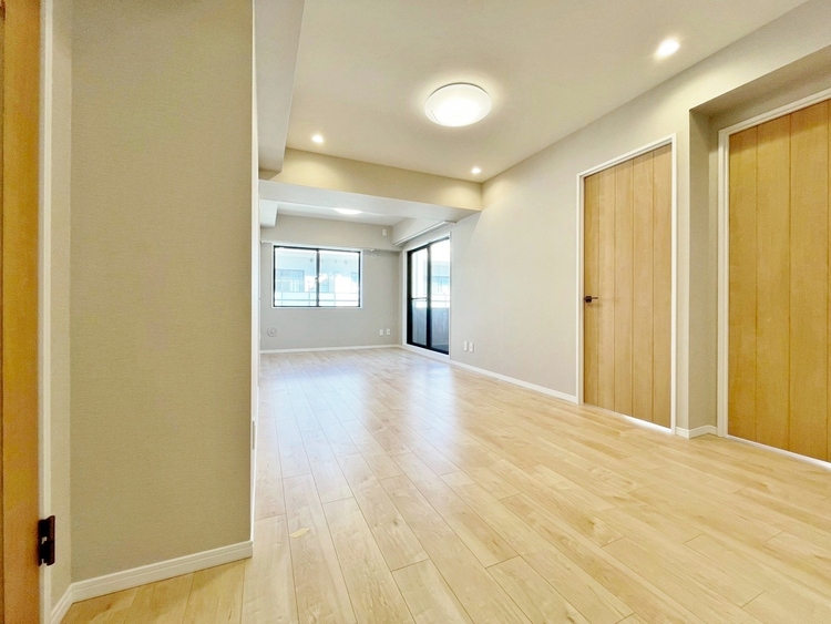 居間 忙しく過ぎゆく日常を置き去るほど、ゆったりした時間が流れるリビング。