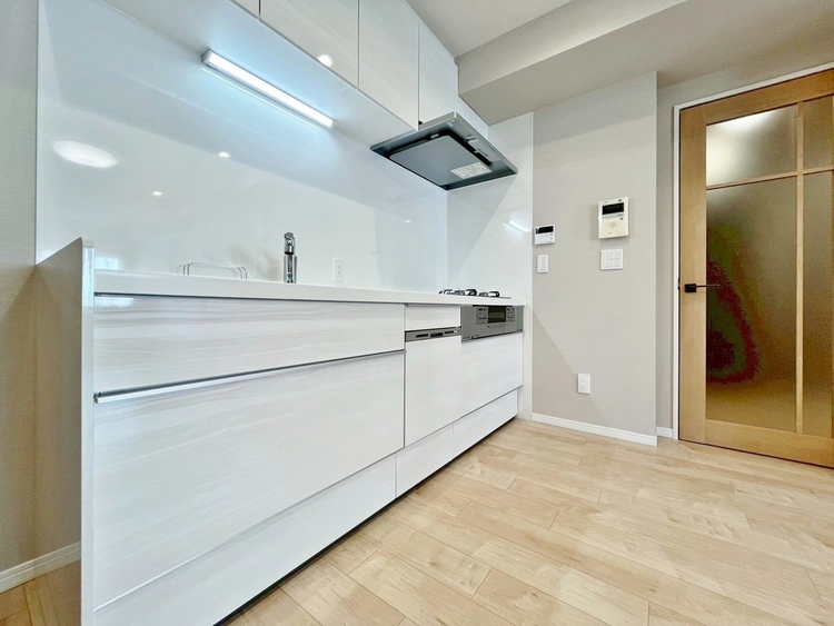 キッチン スマートな意匠と充実の機能を備えたキッチンが、暮らしにおいしい彩りを添えます。