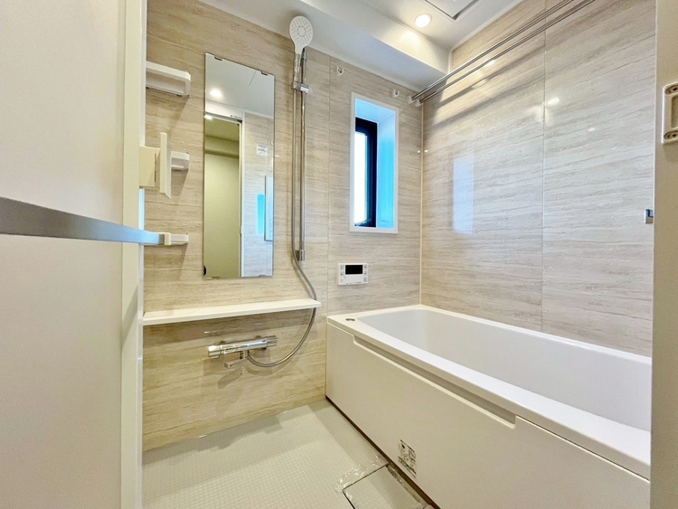 風呂 一日の疲れを癒すバスルームは、心地よいリラックスを叶える清潔感溢れる空間です。