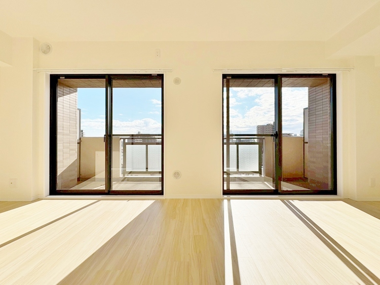 居間 忙しく過ぎゆく日常を置き去るほど、ゆったりした時間が流れるリビング。