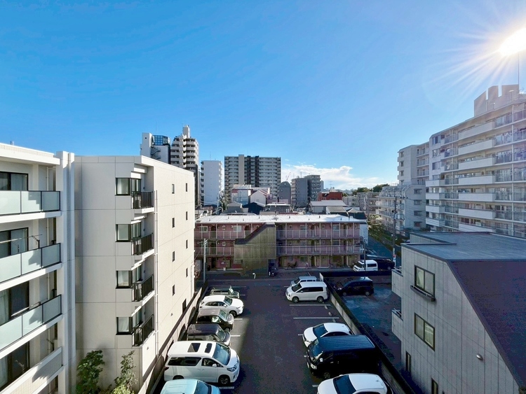 バルコニー 窓を開けると広がる青空。心をリフレッシュして日々を過ごしていきましょう。