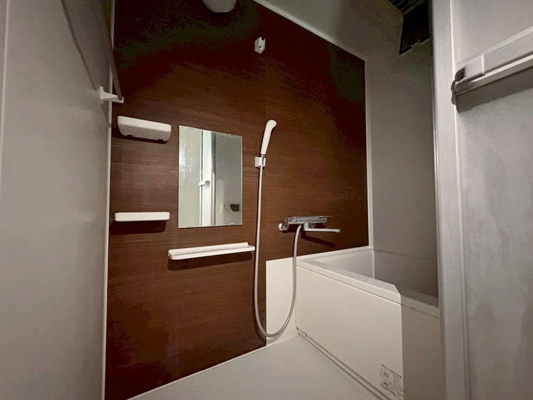 風呂 一日の疲れを癒すバスルームは、心地よいリラックスを叶える清潔感溢れる空間です。