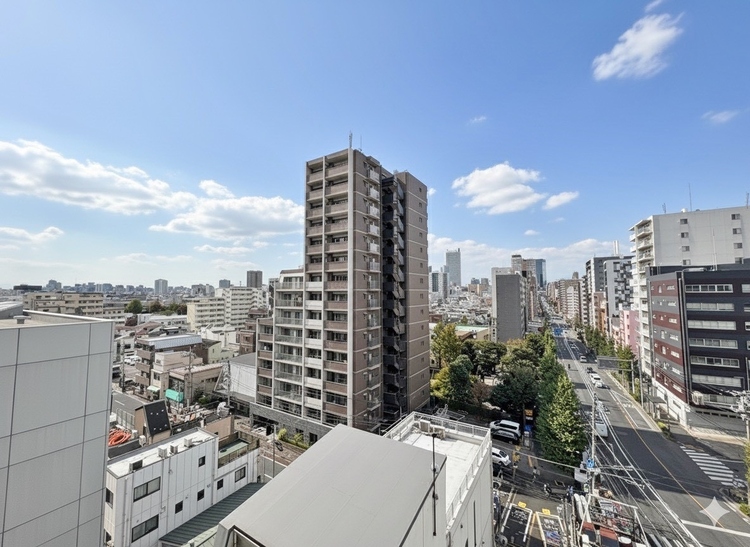 バルコニー 窓を開けると広がる青空。心をリフレッシュして日々を過ごしていきましょう。