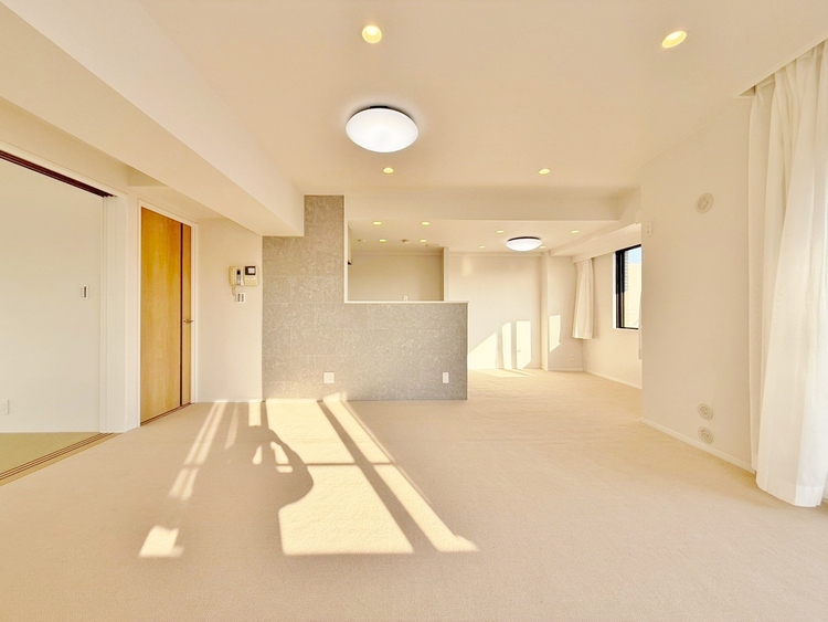 居間 忙しく過ぎゆく日常を置き去るほど、ゆったりした時間が流れるリビング。