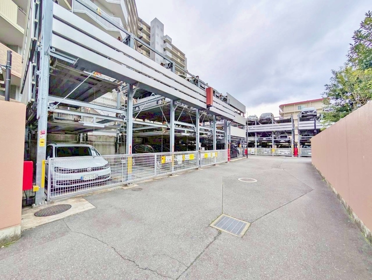 駐車場 本物件の駐車スペースです。車種制限のある場合もございますので、お気軽にお問い合わせくださいませ。