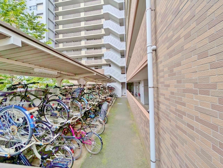 設備 きちんと整備された駐輪場。住む方の心遣いが感じられます。