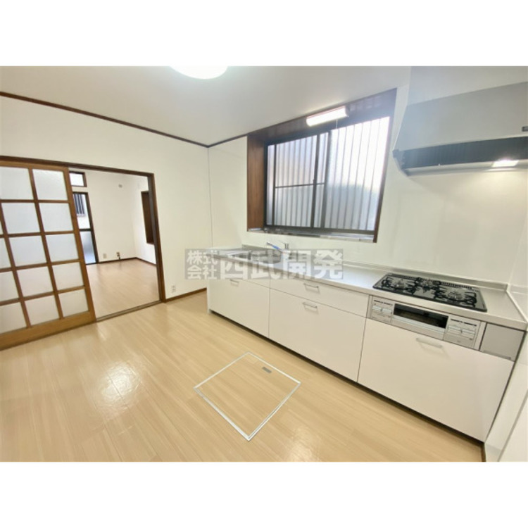 キッチン 3口コンロでお料理も効率よく行えます。安全装置付きですので、万が一の時も安心です。