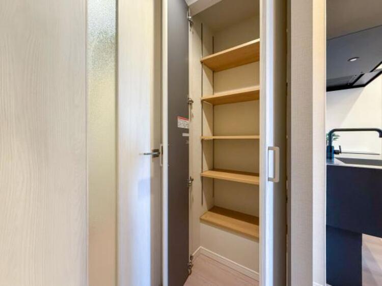 収納 キッチン近くにある収納スペース。