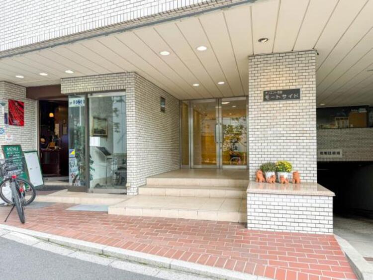 エントランス エントランスは、まさに顔となる場所。シンプルながらも格調高い雰囲気を漂わせています。