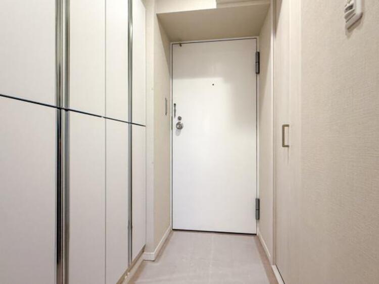 その他 シンプルで落ち着いたデザインの玄関が魅力です。