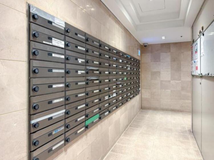 その他 エントランスに備え付けの郵便受けです。