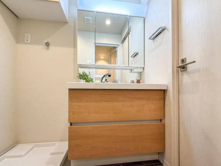 洗面 三面鏡の裏は機能的な収納を配置。コンセントも付いているため電動シェーバーや、電動歯ブラシも収納できます。