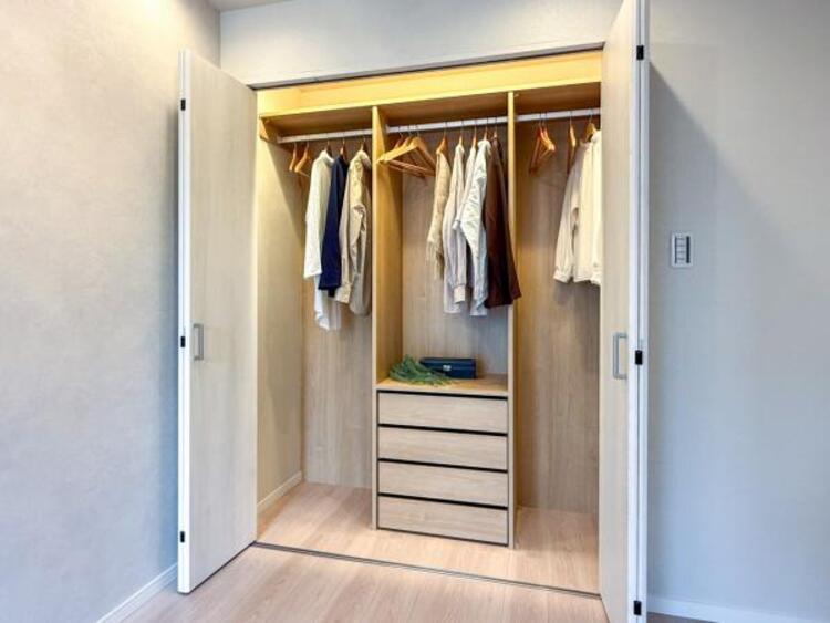 収納 クローゼットは棚やハンガーパイプが付いており、スーツや上着などが収納可能です。